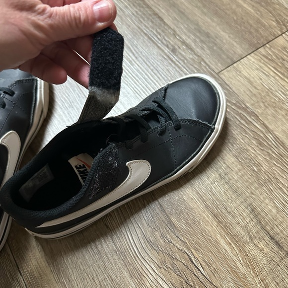 Nike Kids 2 Black Tennis Shoes - Picture 12 of 13